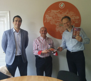 D. Rubén de Pedro, socio de Rusbáltika, junto con D. Vicente Calama, en una presentación de productos ante el jefe de compras de una de las cadenas de supermercados más destacadas de Lituania