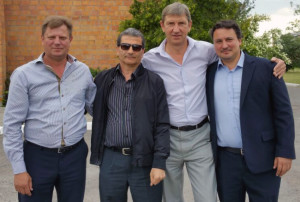 Los participantes españoles en la agenda de negocios en Bielorrusia posan junto con los socios directores de la empresa líder en instalación de ascensores de la región sudoccidental del país.